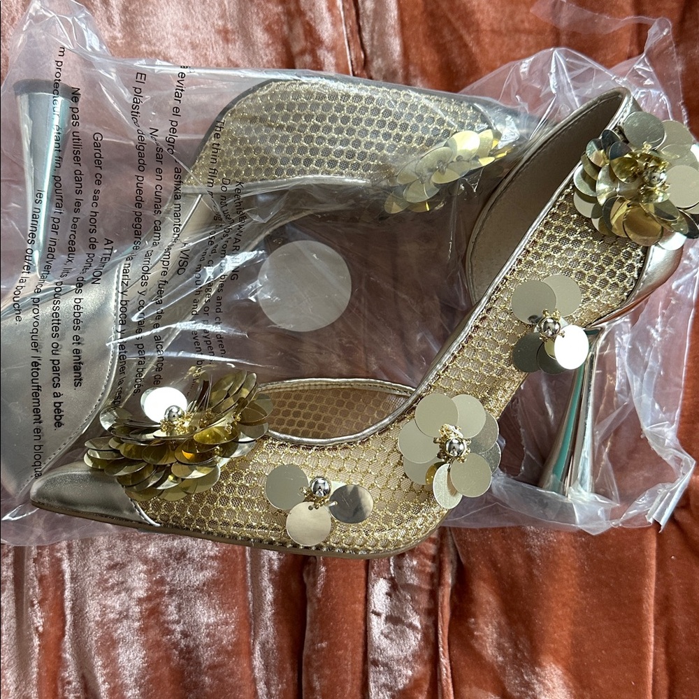NEW Betsey Johnson Nash Gold Dorsay Sculptural Heels 3D Floral Embellishments 9 - Picture 6 of 9